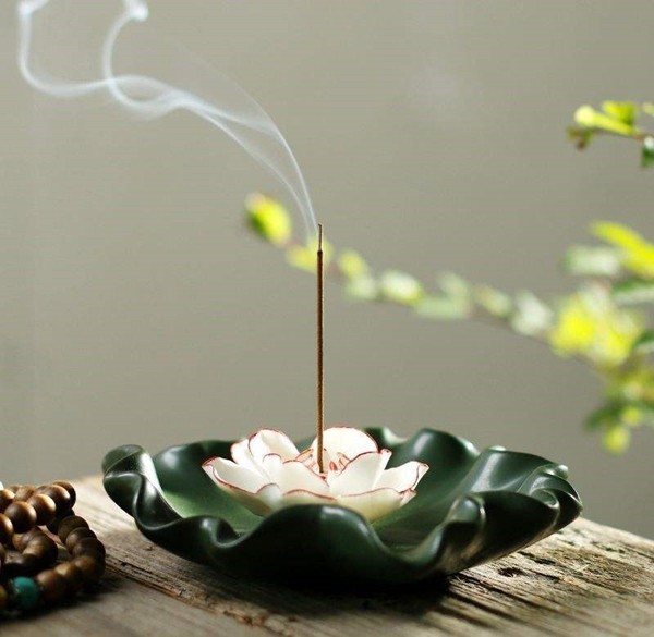 "书道以明志,花道以养心,茶道以协和,琴道以怡情,香道以静心".
