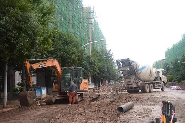 嘉陵江大桥的拆迁公告,说明南潼高速(四川段)和南充过境高速公路(东北