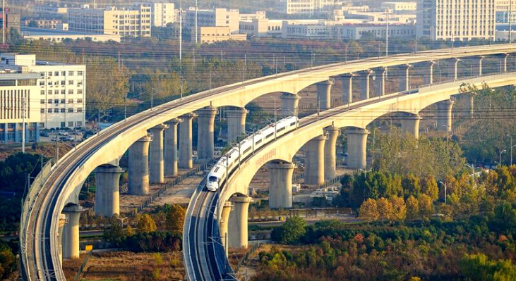 g55401次动车组列车从合肥南沪蓉场出发,沿着合肥至安庆高速铁路,驶向