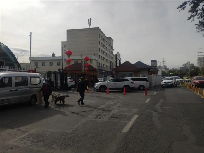 乌鲁木齐市交警对河滩路华凌入口处进行优化处理(图1)