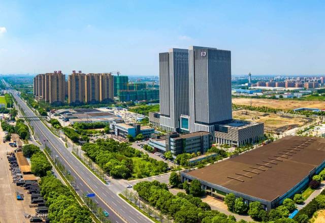 北区有宝能产业园:项目共有5栋超高楼,其中最高的一栋达26层,约154.