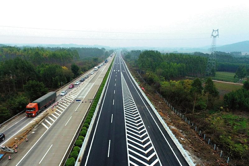 兴六高速路面改造工程南宁往玉林方向恢复通行 本报通讯员奉远臻摄