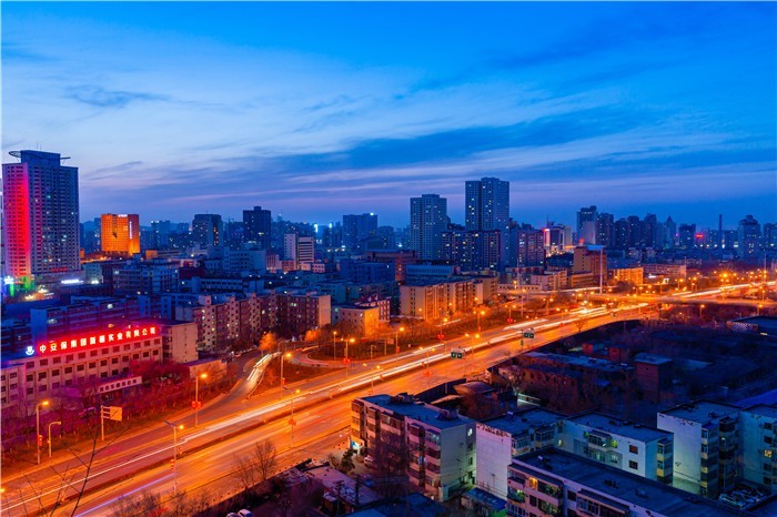 摄图网_501601017_新疆乌鲁木齐夜晚城市车轨慢门风光摄影（非企业商用）.jpg