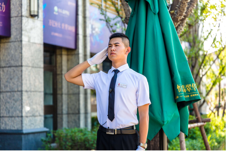 从旭日初升到华灯初上,笔挺的站姿,坚毅的眼神,标准的敬礼,昼夜交替间