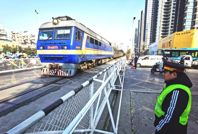 12月20日,兰凌路,道口两侧市民排队等候火车通过的情形即将一去不返.