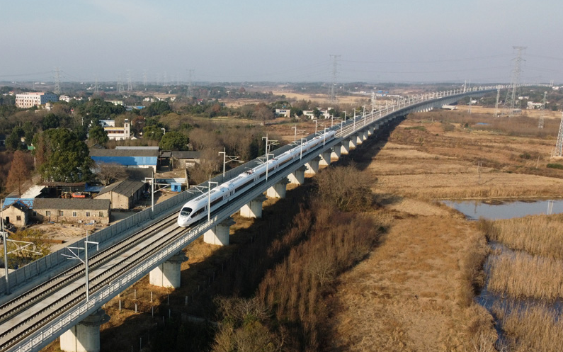 12月22日8时40分,首趟g8311次复兴号列车从合肥南站始发,驶向千年古城