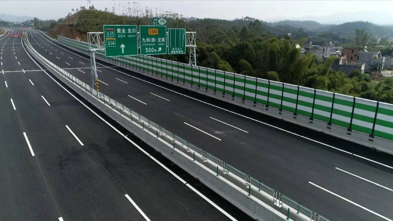 成明珠:"我现在在紫惠高速公路上,身后不远处就是蓝塘北出口,可以