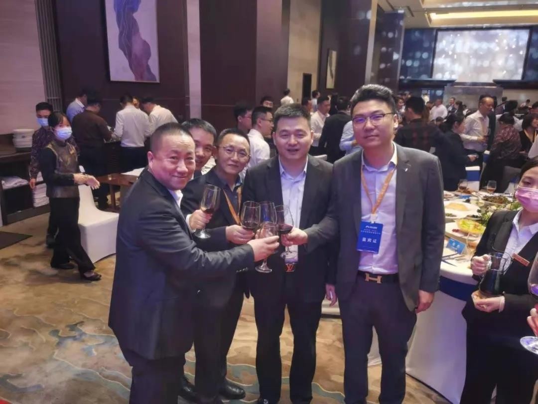 湖南汇睿地产董事长李录杰出席房车宝集团新闻发布会留影(左二)