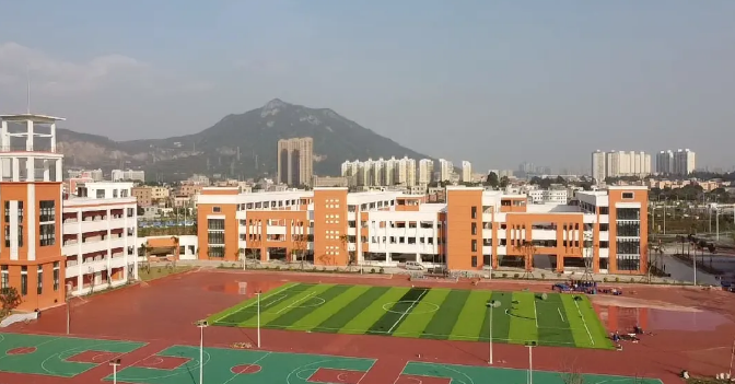而中梁正荣府家门口就是公办幼儿园,小学及中学.