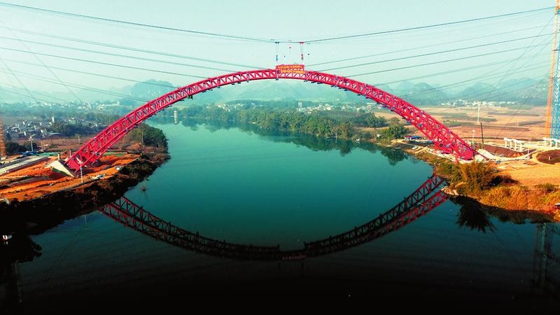 吴隆高速沙尾左江特大桥拱肋合龙，预计今年通车