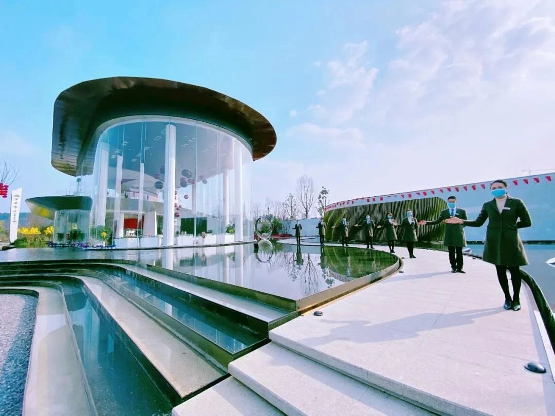 在眉山这座没有海的城市,万景峰汇以天马行空的设计和匠心独具的品质