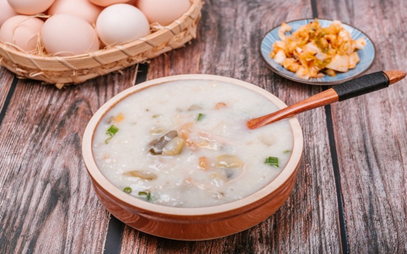 2,白鸽粥这是钦州的一个传统名菜,使用豆腐和瘦猪肉共同制作而成.