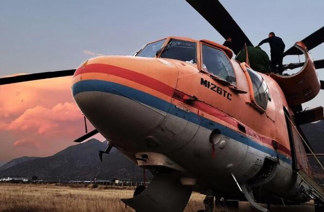 一架m-26直升机顺利调抵大理民航机场