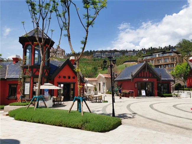 太阳山小镇位于抚仙湖东岸万科抚仙湖国际度假小镇内,是参照北欧风格