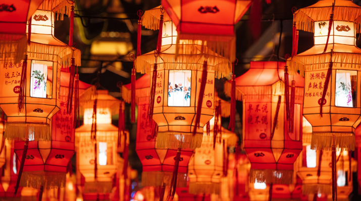 意大利:聚集拥抱接吻