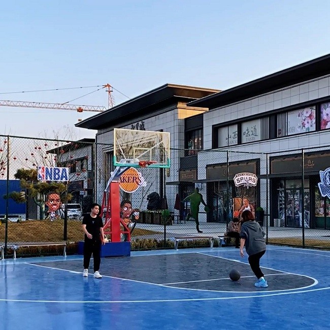 除了标准足球场,城市运动公园还设有篮球场.