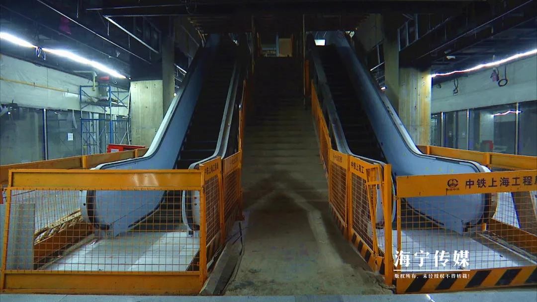 地下三层之间的电动扶梯也都已经安装完毕