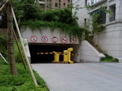 区某小区的住户刘某抄近道,从地下车库通道回家,被忽然坠落的库门砸伤