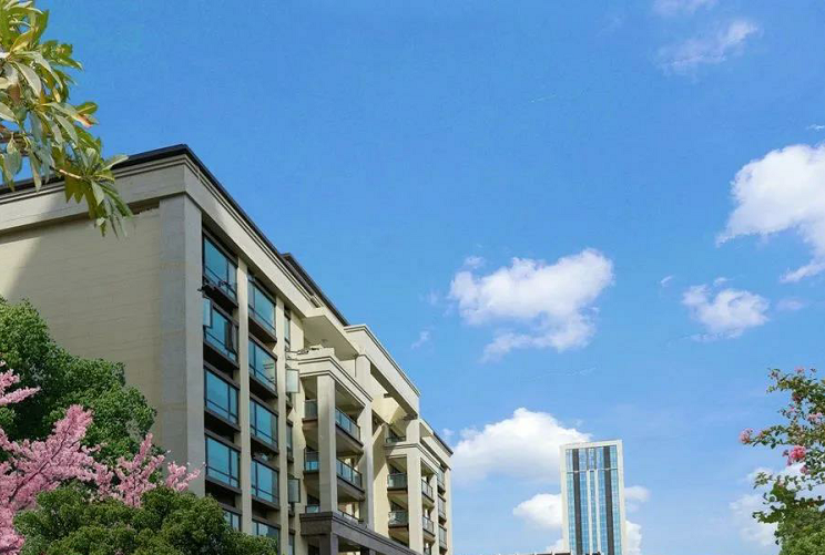 城投置地梧桐栖位于成华区青龙场区域,周围有海滨居住区,海滨公园