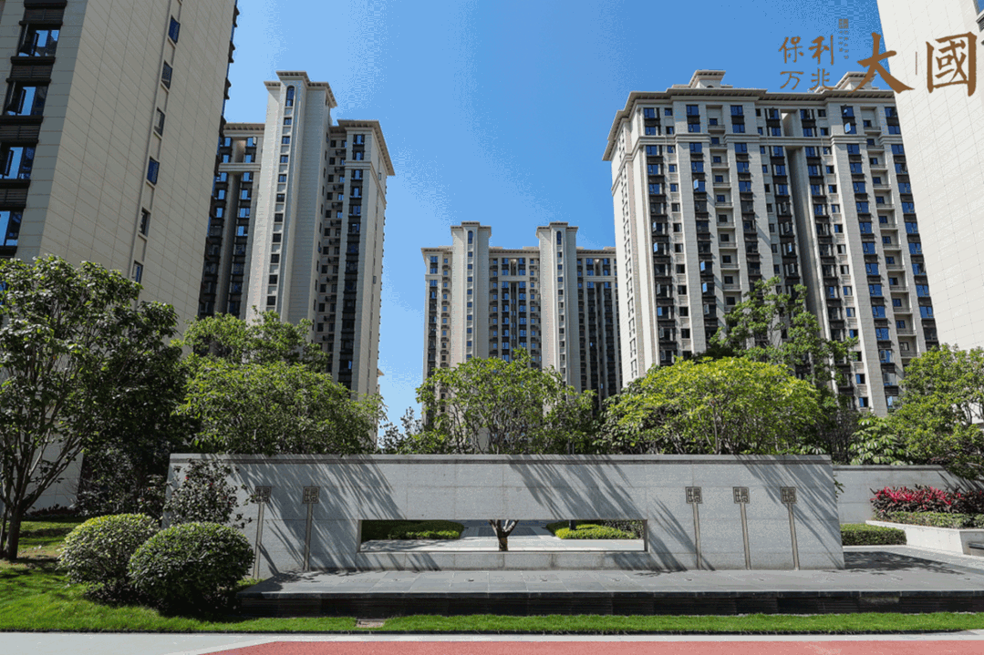 由兴泰开发区管委会和保利万兆大国璟组织的"公益助学,与爱同行"活动