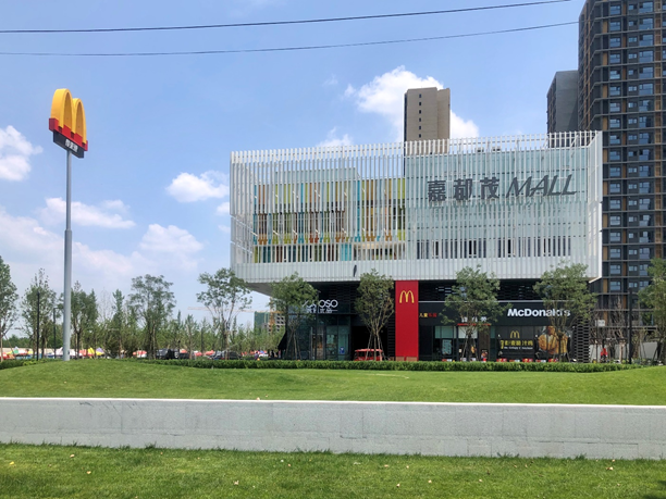 侧为一站式缤纷商业体"嘉都mall,北侧及东北侧为商业综合体"阳光汇"