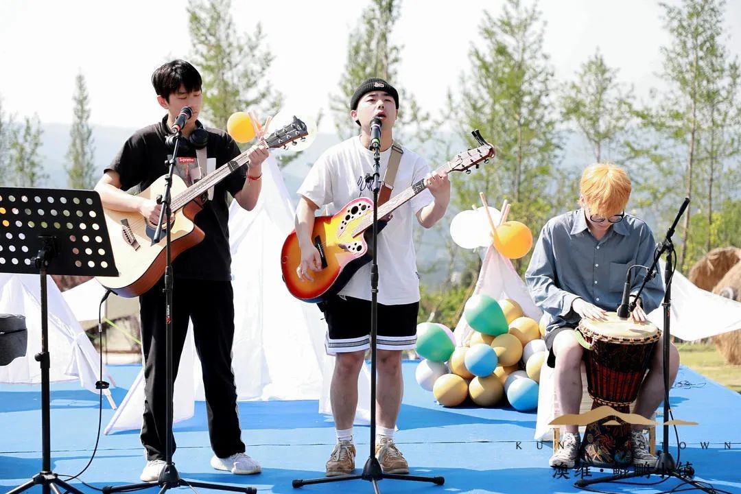 在公园的草地上掀起一股股音乐热浪等表演者轮番登场印象玩偶乐队