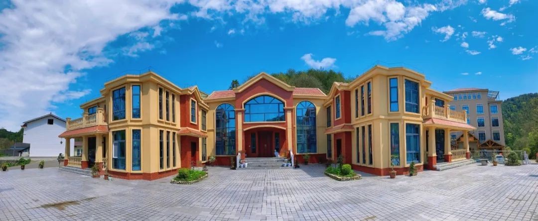 雨田山庄是藏在闹市里的一方静地庭院洒满阳光,茶室清新雅致客房温馨