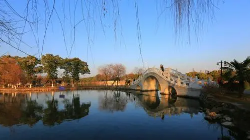 菱湖公园,莲湖公园,牌坊及东湖,西湖构成,是安庆市区唯一大型公园,距