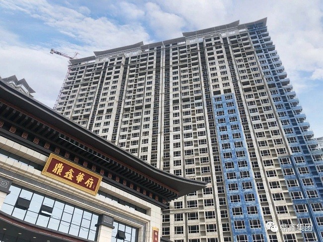 运城鼎鑫华府又添一景博士帽造型初显风采