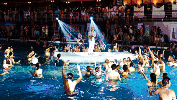 后面还有更多精彩活动等你来解锁泳池,音乐,比基尼绝不缺席!