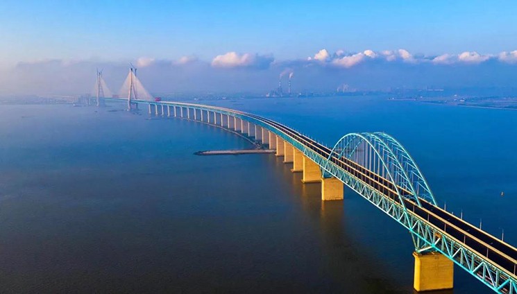 高速,宁通高速,江阴大桥,苏通大桥和新长铁路等相连成网,紧临沪通大桥