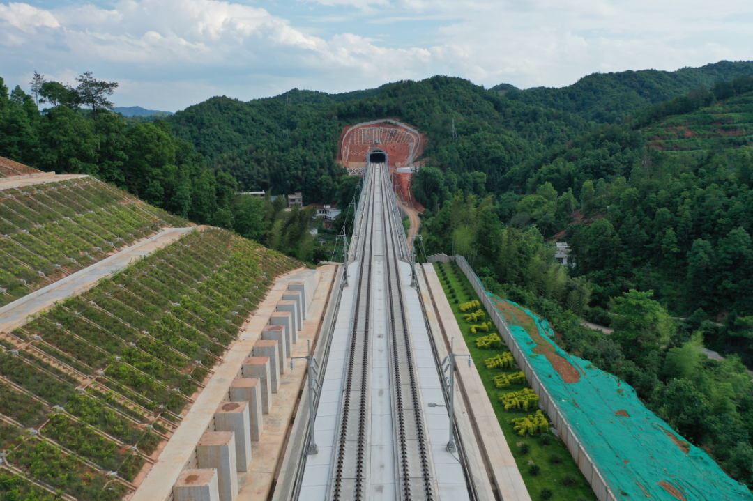 作为《国家中长期铁路网规划》南北大通道京港高铁的重要组成部分,赣
