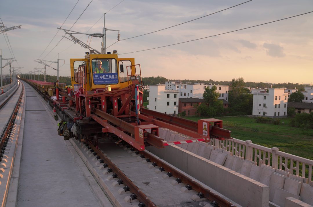 赣深高铁北起江西赣州,途经广东河源,惠州等城市,南至深圳,正线全长
