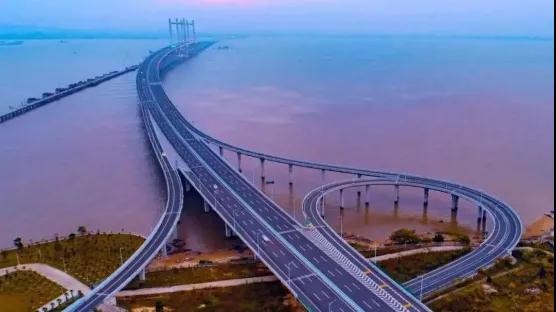 子芳路,石泉二路,环城北路,2条城际通道(石泉路,沿海大通道)连接泉州