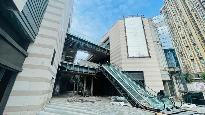 绿地熙悦广场一楼外