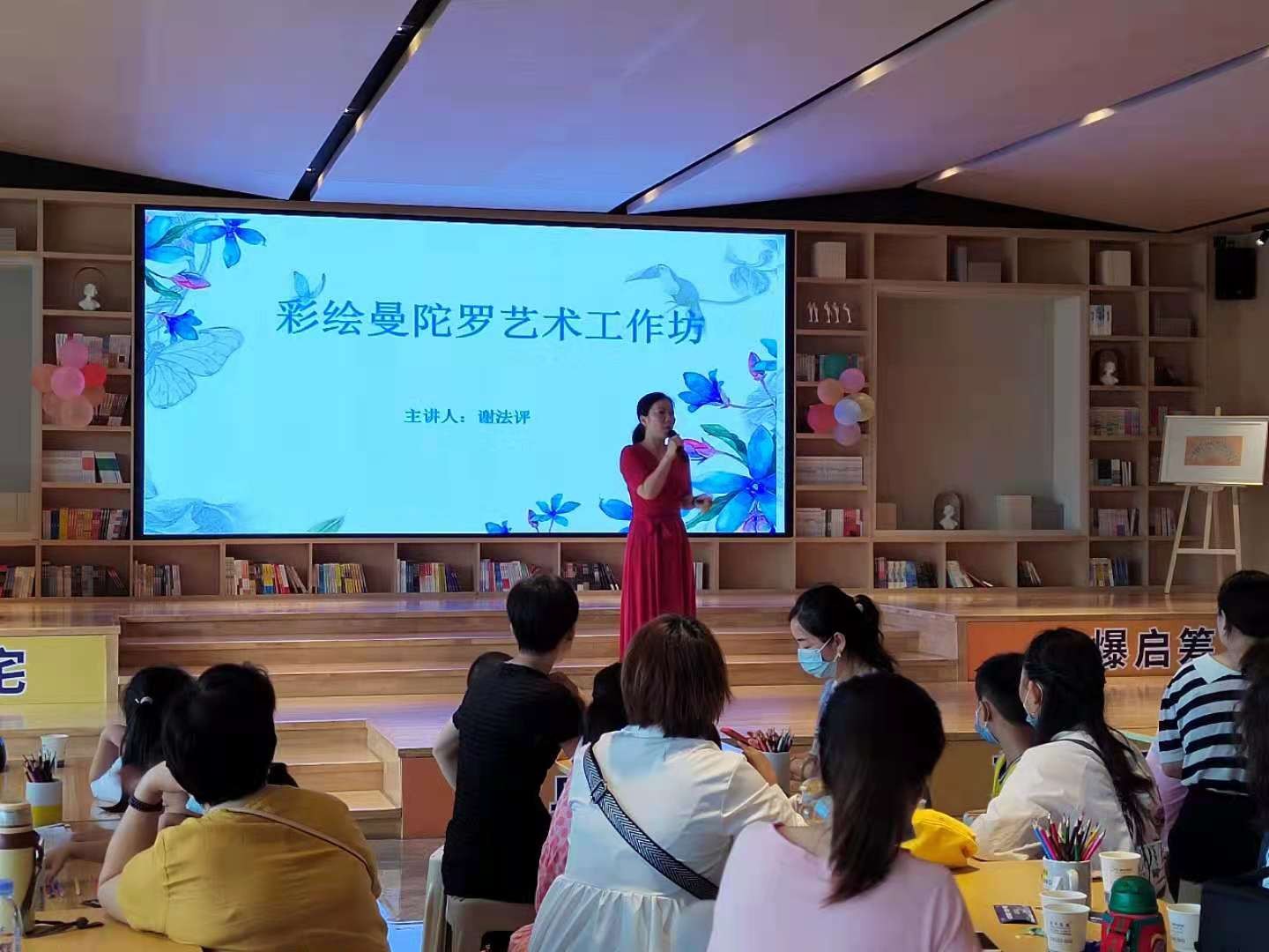 位于黄冈市白潭湖畔的卓尔书店迎来一个有趣的星期天,三十多位爸爸