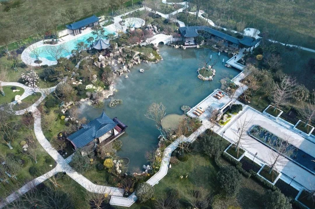 而万景·进园汇的中式园林湖景西子湖,乃眉山首个原创中国古典园林.