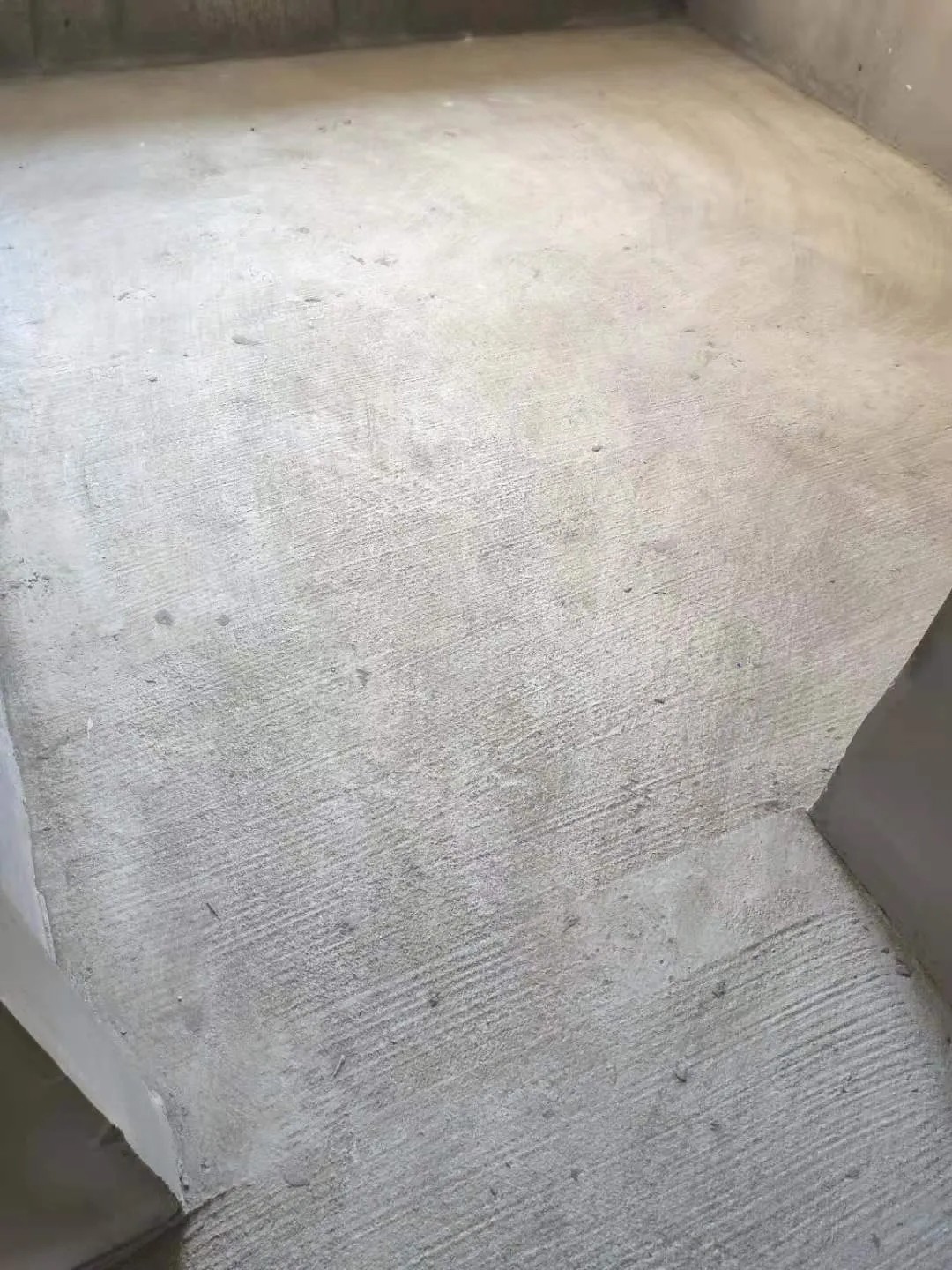 客厅,卧室,书房楼地面1,混凝土颜色一致,清洁干净,无污染,无开裂,表面