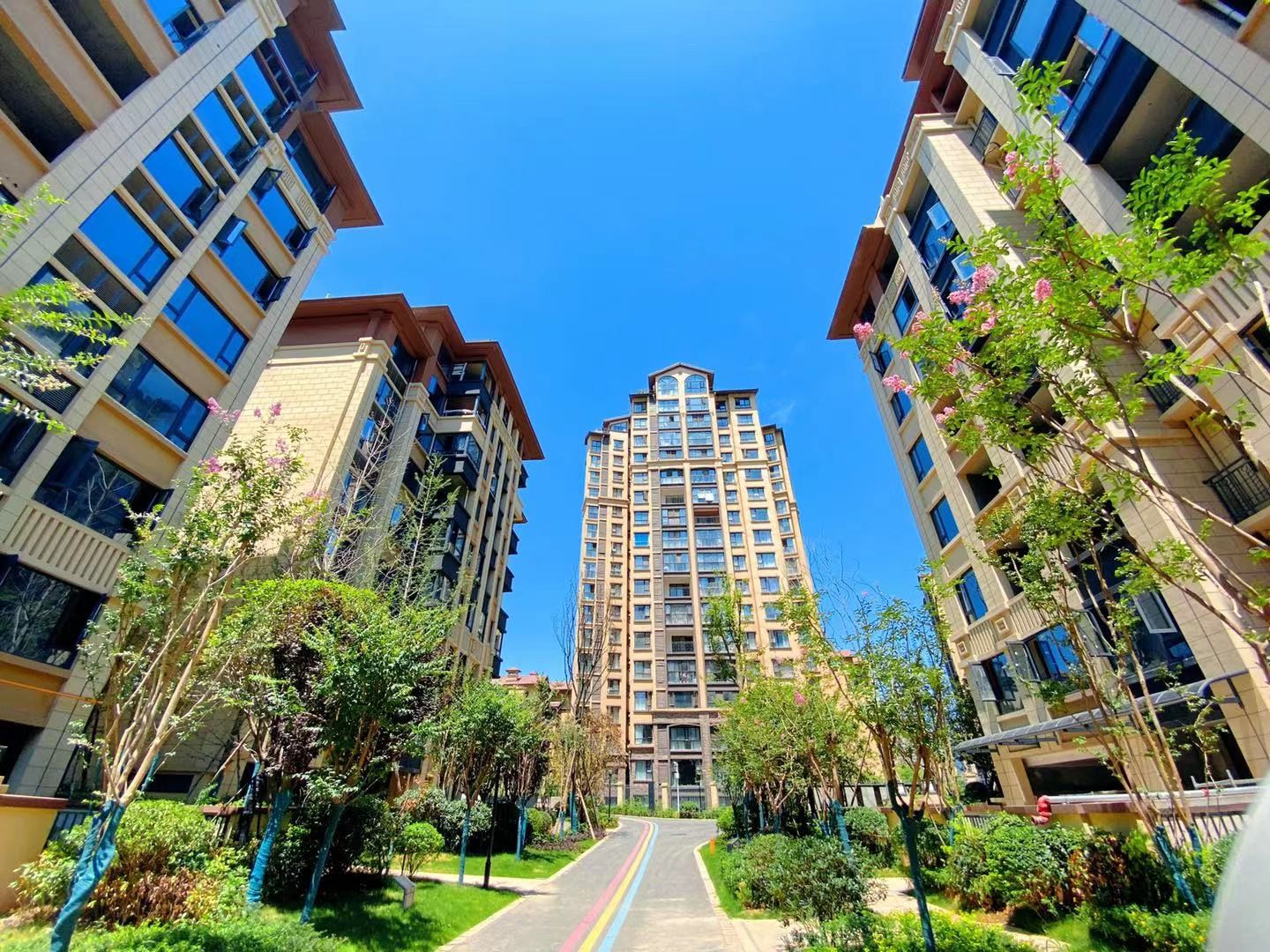 广元和成原著楼盘实景图流出真的是给广元购房者带来了新的居住体验