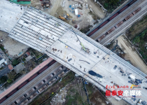 灵山大街跨辛泰铁路桥梁主体搭建完成,争取年底前实现主干道通车