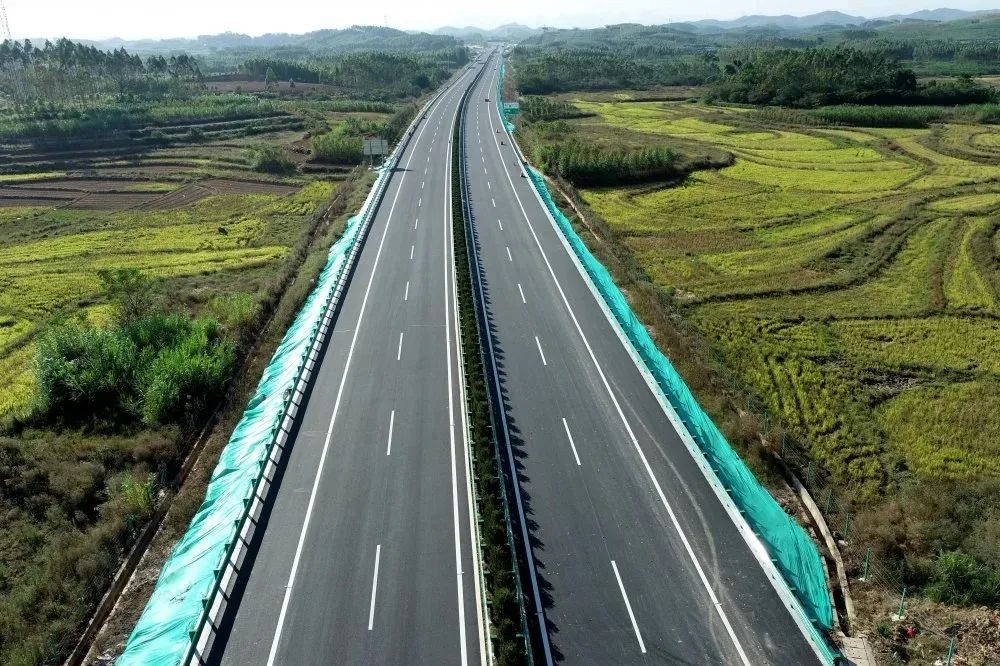 是广西高速公路网规划纵7线的端点,布局在三北高速与泉南高速旨间