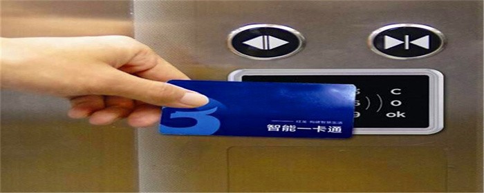 电梯卡在外面可以配吗