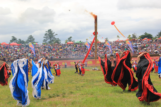 昆明石林撒尼人的民族传统节日“火把节”又被誉为“东方狂欢节”！