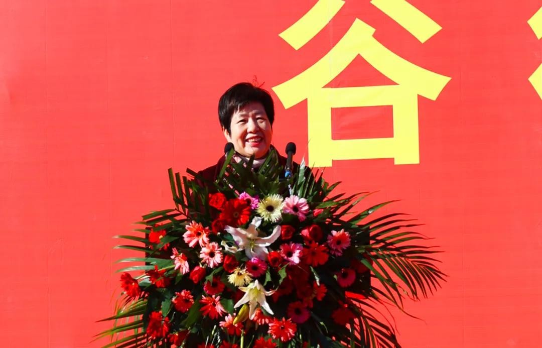 >谷德锦商业综合体开业庆典正式开始,潍百集团董事长李月淑致欢迎词