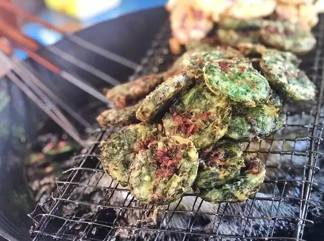 韭菜饼是临高一带有名的小吃,主要是以米粉和韭菜为原料,有的也添加