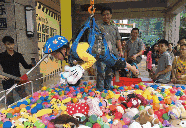 美食一边亲自上手流体暴力熊diy,网红肌理画模型小屋diy,真人抓娃娃