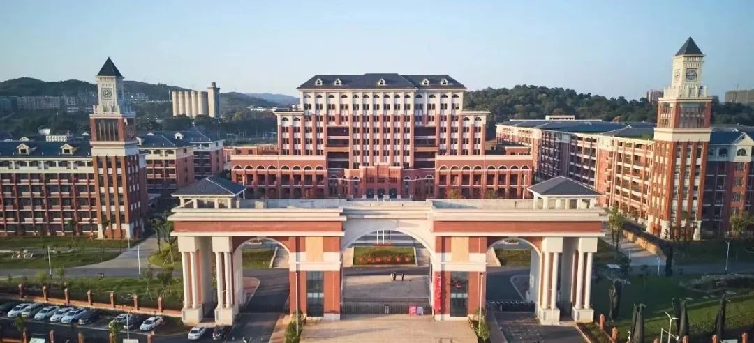 (新一中实拍图)郴州新一中作为郴州鼎级教育学府,高考一本上线率领跑