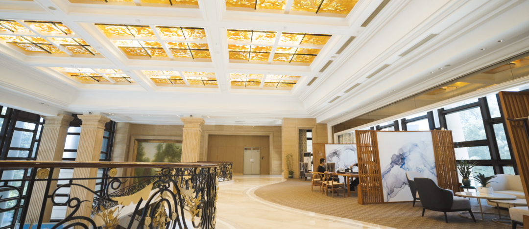 在云顶至尊会所一楼,一座经典欧式复古旋转扶梯,像是把你带到王家卫