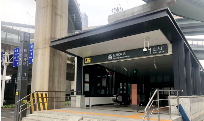 附近有万家丽路和湘府路两条快速路,开车往北,往西都可以快速直达