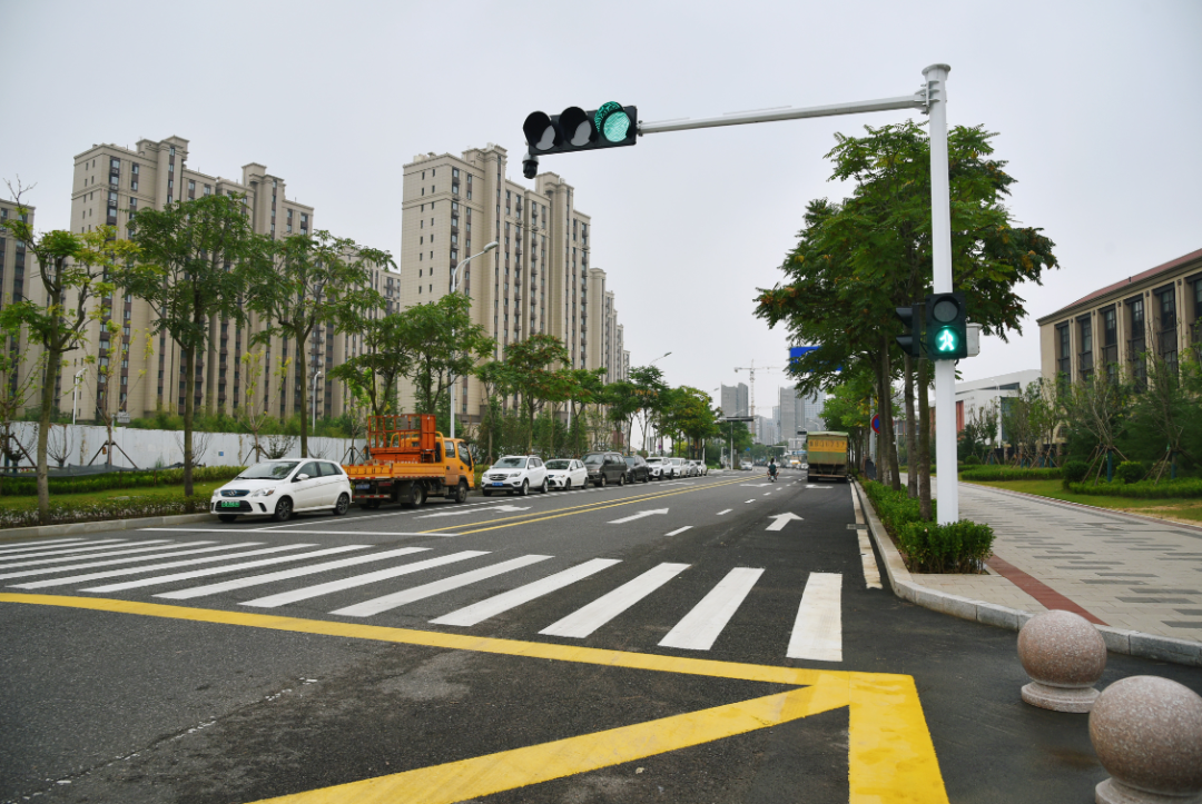 青岛高新区校园周边交通设施提升工程全面完成！